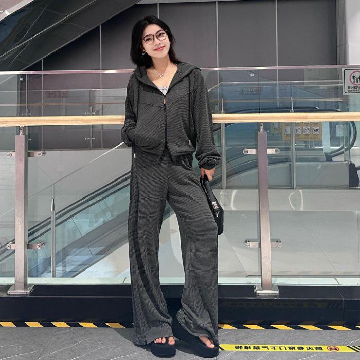 

Женский полосатый спортивный костюм с капюшоном в уличном стиле осень 2025 – комплект из двух предметов XL