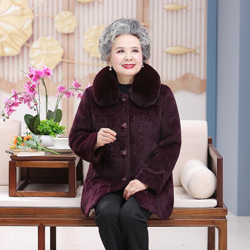 Mormors vinterkappa är gjord av imiterad minkpäls, med en medellång plysch och tjock ullöverdel.. Mammas kappa är gjord av minkpäls