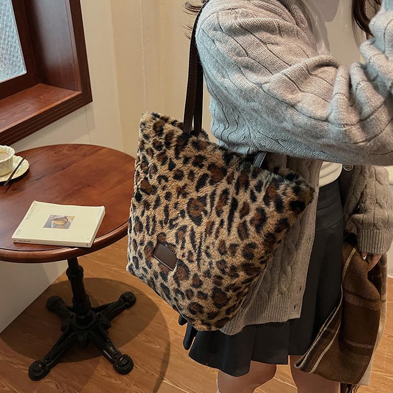 Bag women's 2025 new product contrasting color retro woolen material plaid leopard print tote bag portable shoulder underarm bag tide