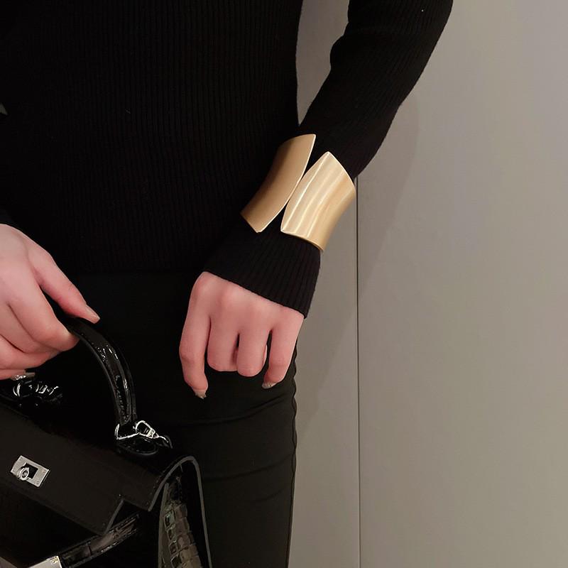 European-American Geometric Metallic Open Bangle: Simple, Versatile, Niche Design Bracelet