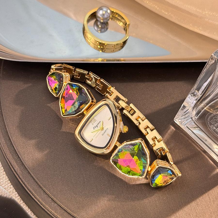 

Цветовая схема Необычный дизайн Часы с крупным бриллиантом Легкая роскошь Нишевые часы Цвет Передовое чувство