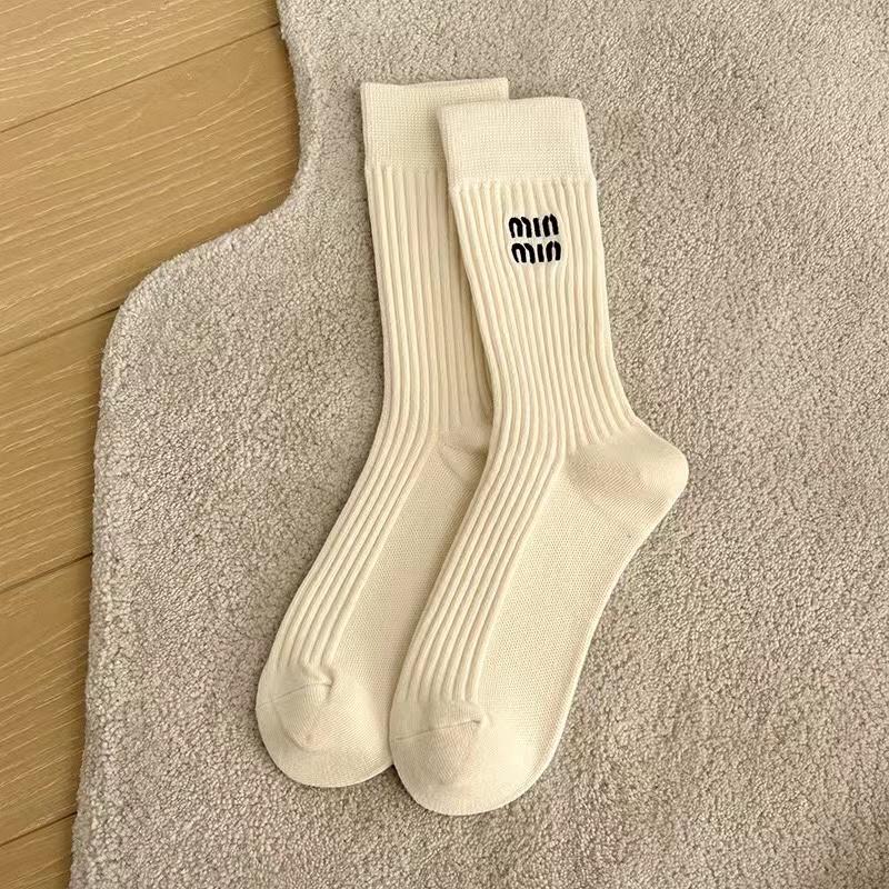 

1 пара модных осенне-зимних новых женских носков из хлопка с вышивкой средней длины, дизайнерские носки чистого цвета для спорта one size бежевый
