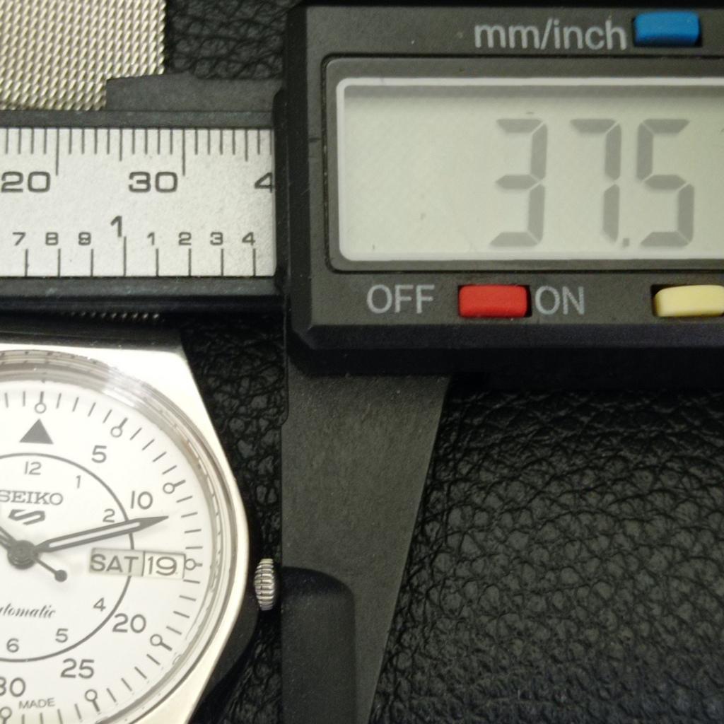 VINTAGE SEIKO 5 AUTOMATIC JAPAN MENS WHITE COLOR DIAL WATCH a701327-5 R206a-a701327