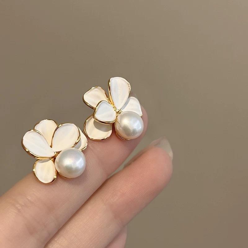 French retro white flower pearl stud earrings light luxury high temperament earrings niche design earrings new