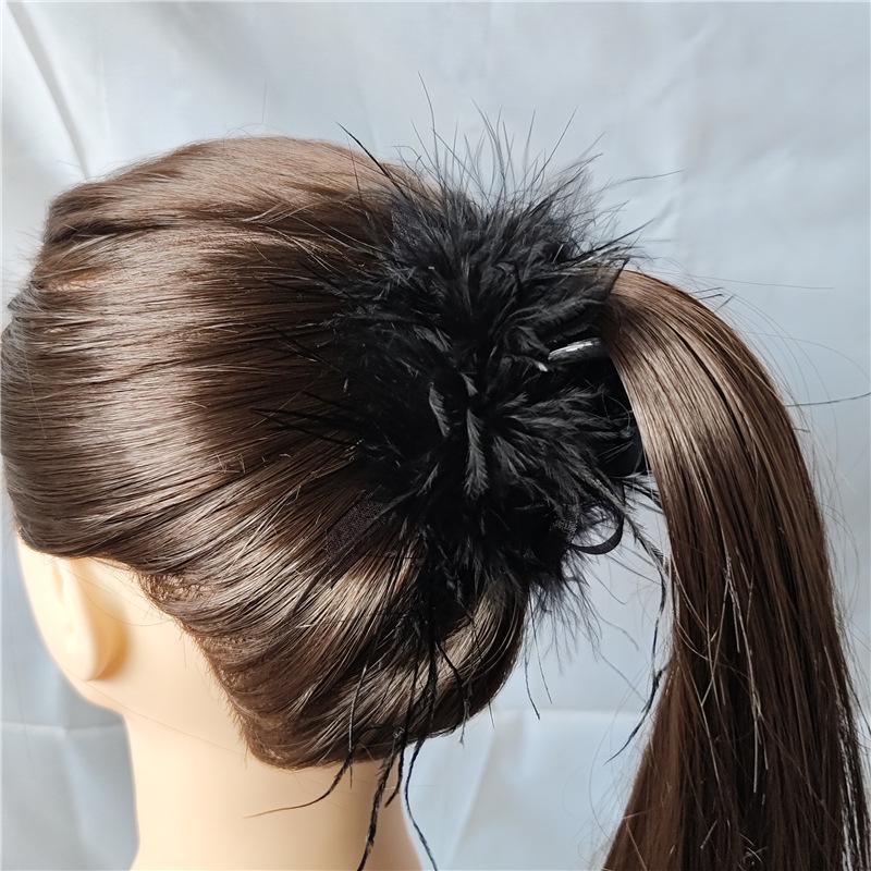 High-End Ostrich Feather Triangle Hair Clip - Elegant Hair Accessory