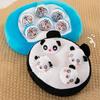 Frühkindliches Karotten-Stofftier Für Kinder Mit Entzückenden Panda- Und Doraemon-Designs Und Kurzem Plüschstoff