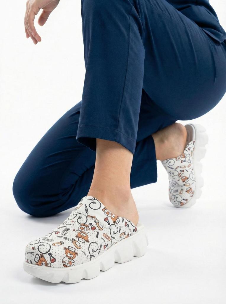 Women Light Sole Medical Clogs Sabo Hospital Shoes Non-Slip Slipper Nurse Doctor Midwife Surgical Sandals