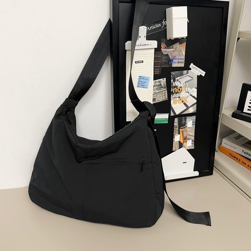 Japanese Casual Messenger Nylon Bag Women's 2025 New Simple Large-capacity Shoulder Bag Niche Design Commuter Bag