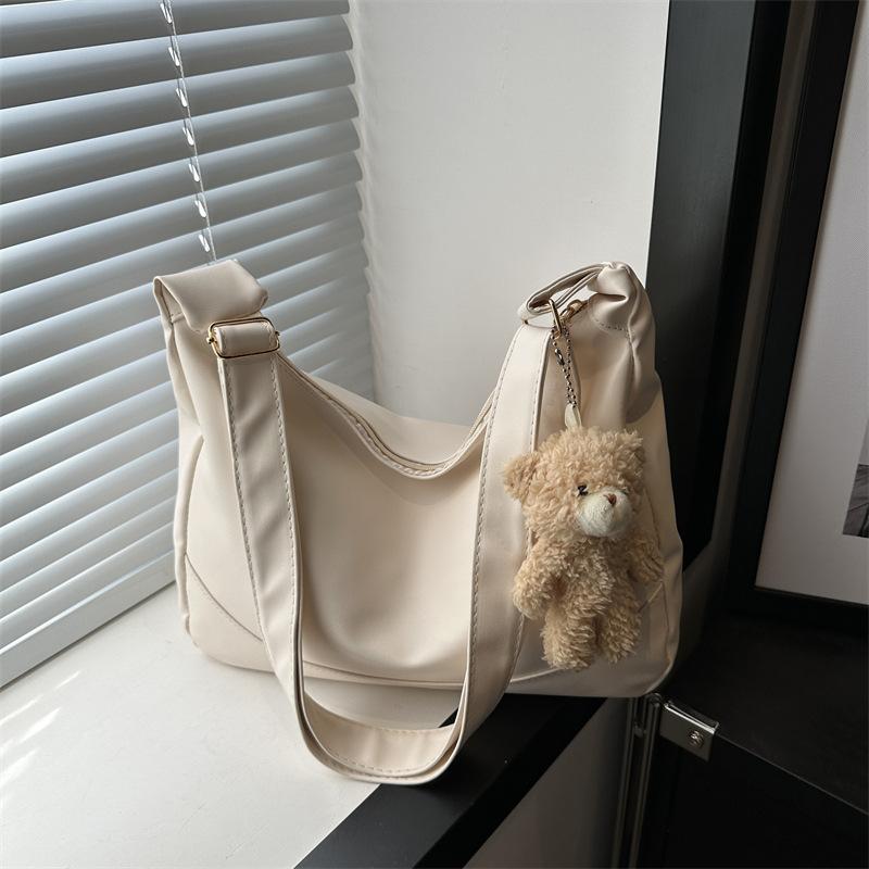 

Большая вместимость, модная и простая однотонная сумка через плечо для женщин, весенняя новая корейская версия сумки под мышкой, повседневная сумка-пельмень With pendant