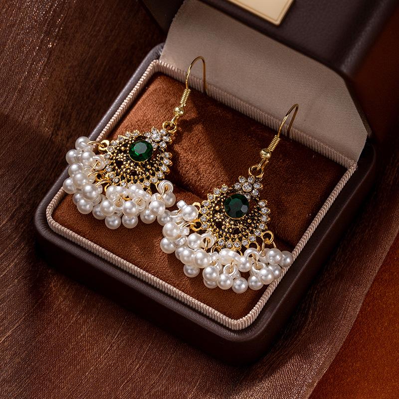 

Жемчужные серьги-кисточки и серьги-цветы, инкрустированные бриллиантами, — это серьги класса люкс для женщин. Tassel earrings (1 pair)