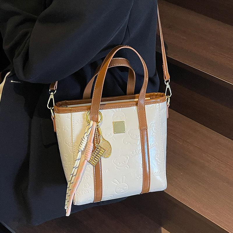 Korean version of high-end fashion and cute embossed portable bucket bag, women's commuting versatile foreign style messenger bag