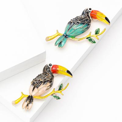 Spilla a forma di pappagallo smaltata, semplice e squisita. Alla moda e personalizzata, per cappotti, abiti, spille da bavero, accessori da uomo e da donna. Spille animali.