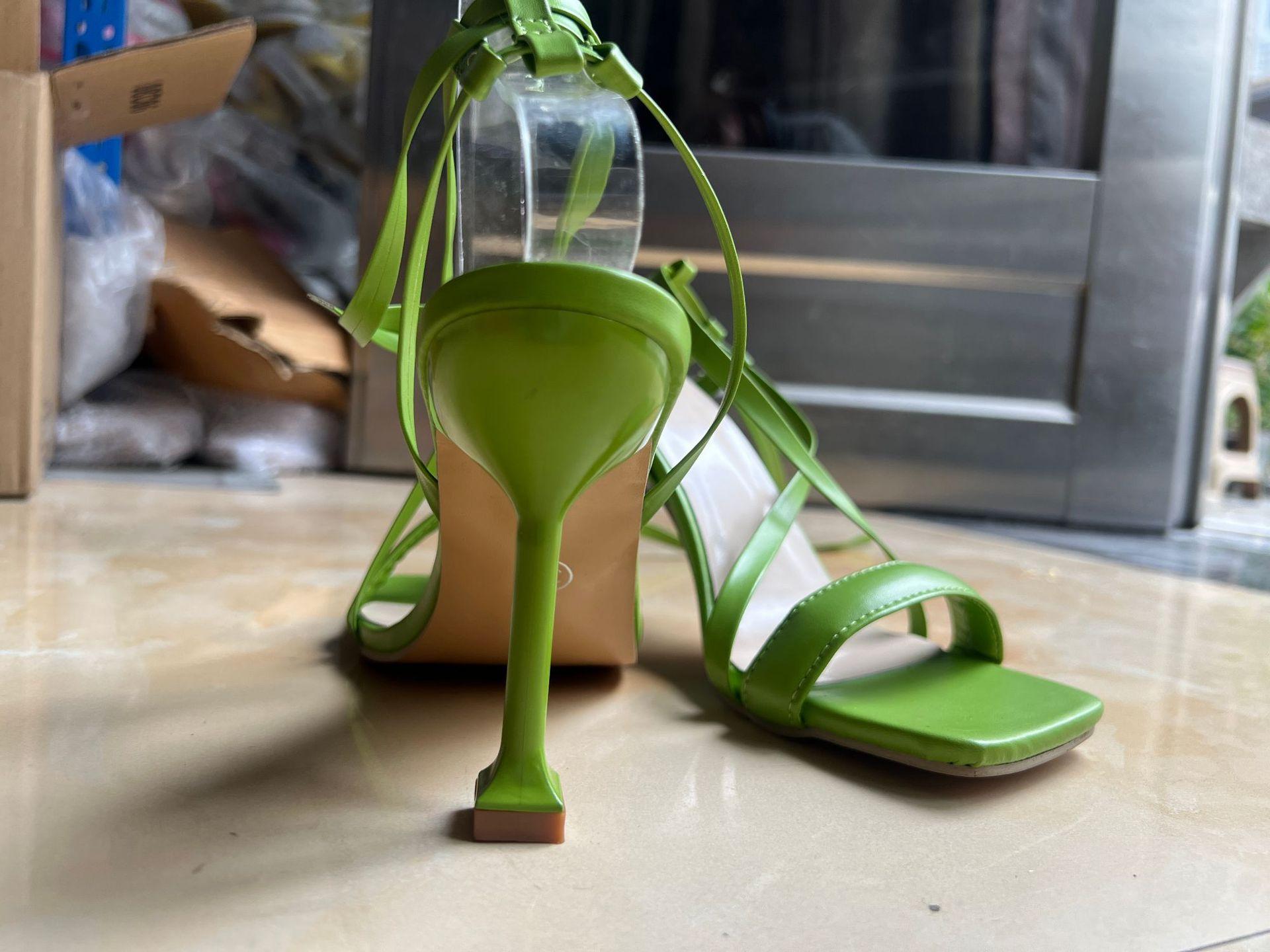 

European and American fine-heeled high-heeled sandals for women s summer outer wear large size 41-43 anklet straps one-word square head sandals 43 зелений