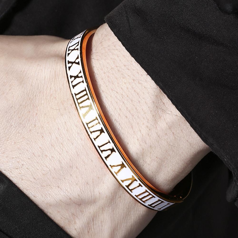 Bracciale a manetta unisex in acciaio al titanio con numeri romani e finitura galvanizzata per moda, regalo per uomo donna
