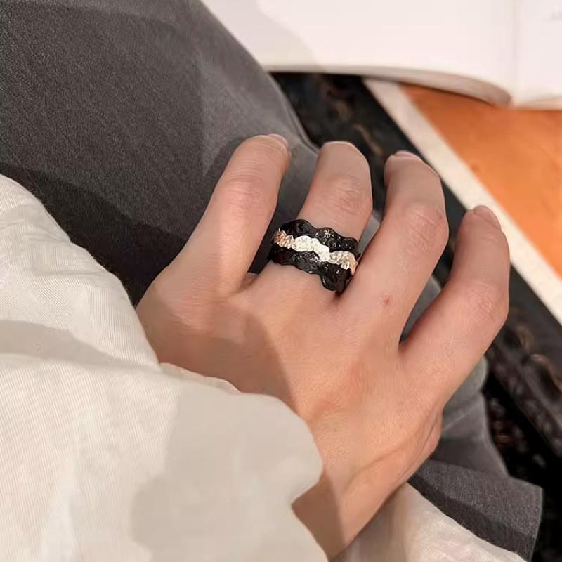 Black Modern Minimalist Ring With Chic Foil Texture Design For Everyday Elegance And Versatility