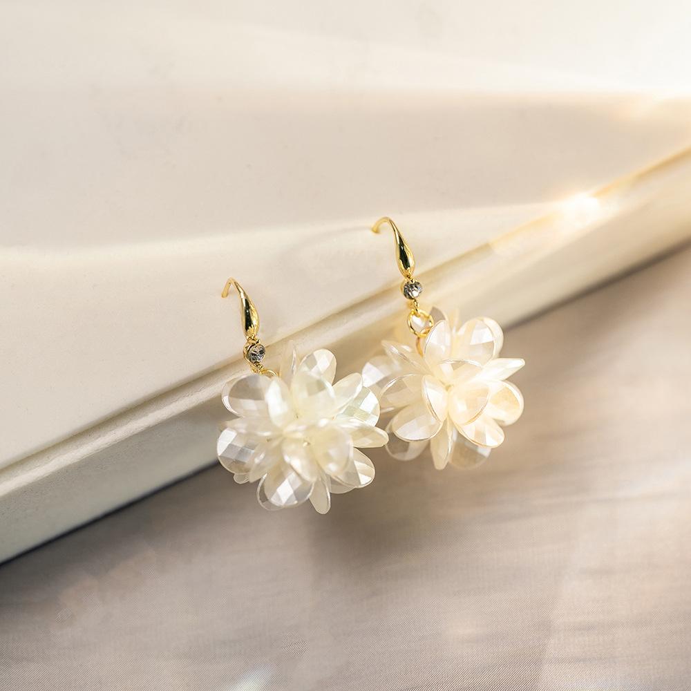 Super Fairy Gentle Mori White Flower Ball Earrings, Small Fresh And Gentle Temperament Pearl Flower Earrings