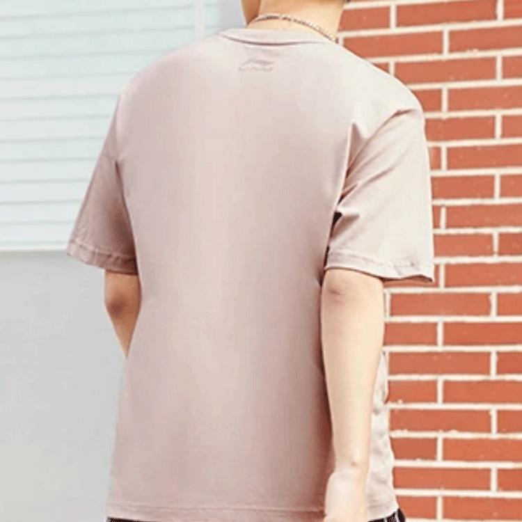 Li Ning Sports Fashion Series Graffiti Logo Printed Round Neck Short Sleeve T-Shirt Men Tops Light-Purple AHSS879-5