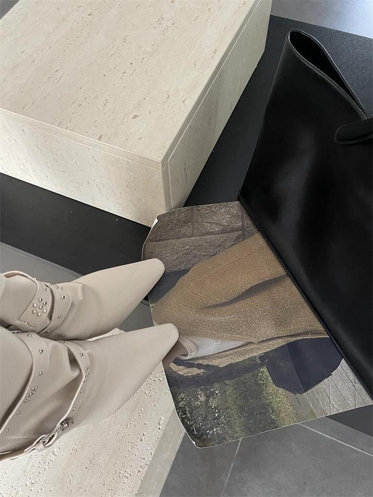 Französische weiße Stiefeletten aus Rindsleder: Modische spitze Zehenpartie, weiter Schaft, schlankmachende Gürtelschnalle, Nieten-Keilabsatz, kniehohe Hosenstiefel