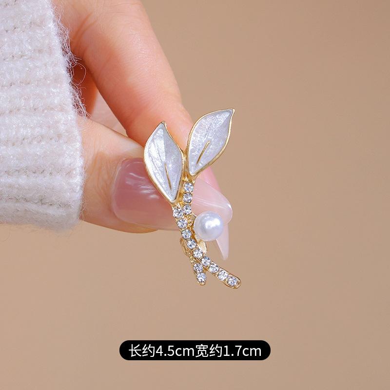 Autumn and winter oil drop tree leaves pearl brooch coat suit jacket accessories simple brooch pin anti-light decoration