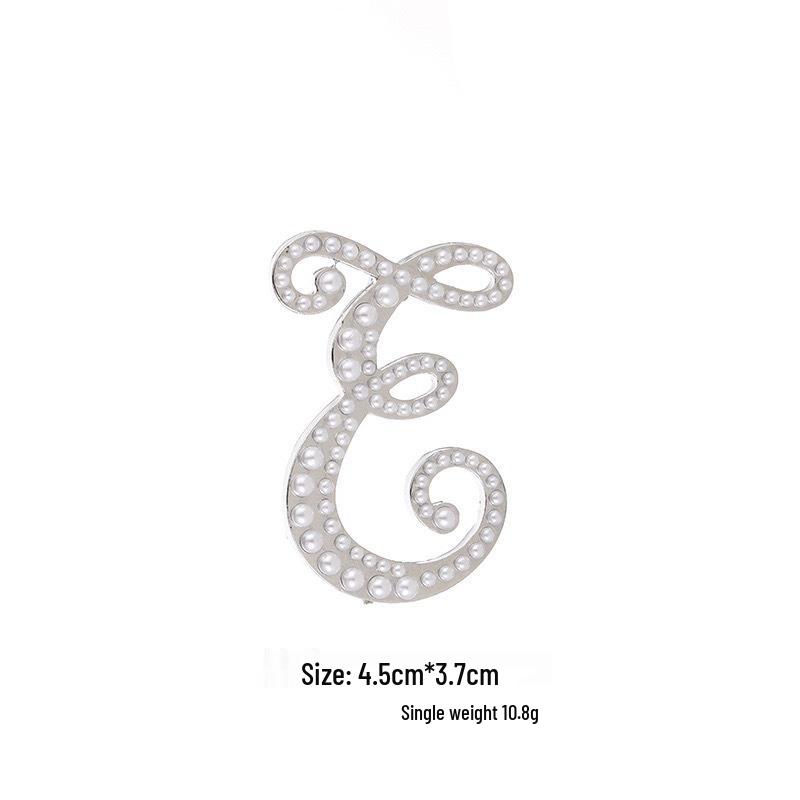Elegantní brož s perlovým písmenem (26 písmen): Všestranný módní doplněk