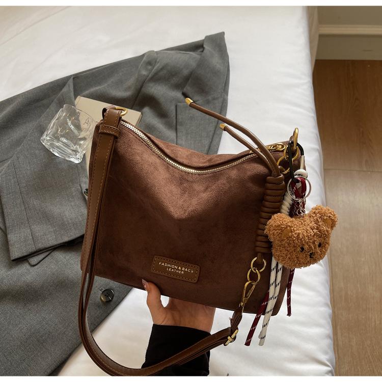 

Матовая текстура сумка через плечо женская 2025 новый нишевый дизайн универсальная сумка-мессенджер для поездок ретро тоут большая сумка