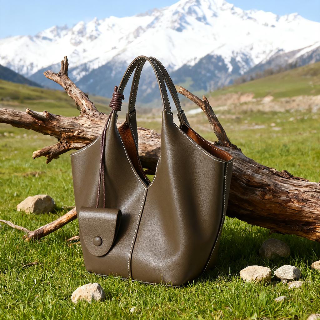 A Niche Large-capacity Tote Bag Made of Genuine Leather with A Slanted Cross for A Vegetable Basket