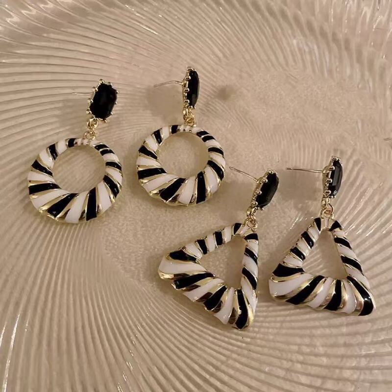 Vintage Black White Stripe Pendant Earrings For Women Retro Exaggerated Circle Dangle Drop Earrings Fashion Jewelry Party Gift