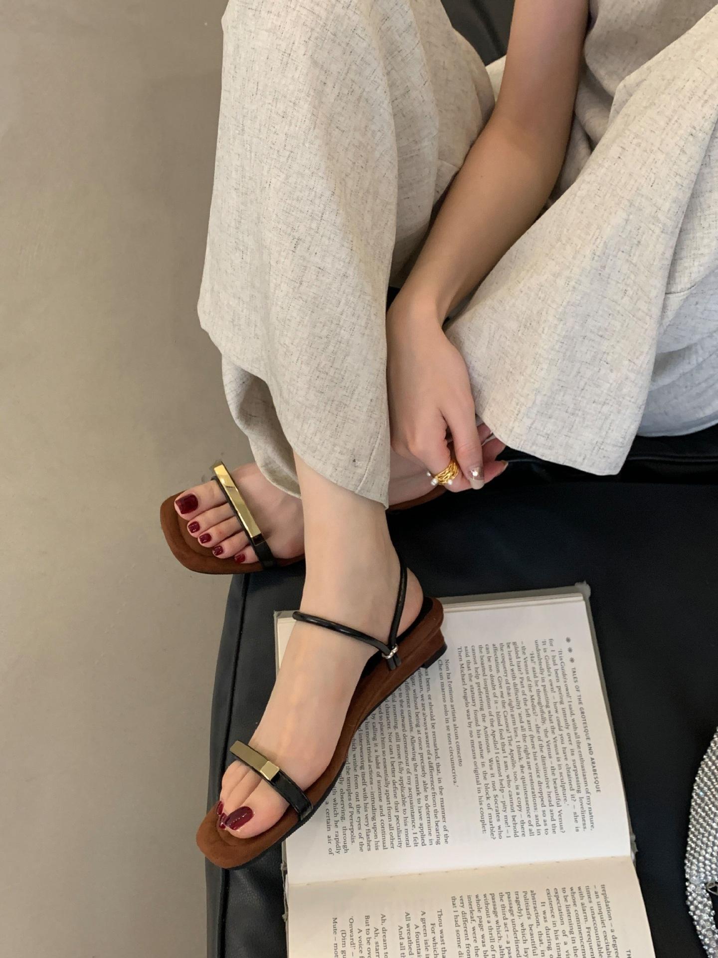 

Korean version of solid color one-word slippers for women s outer wear 2025 new summer slope heel two wear one-word slippers with cool 39 черный коричневый