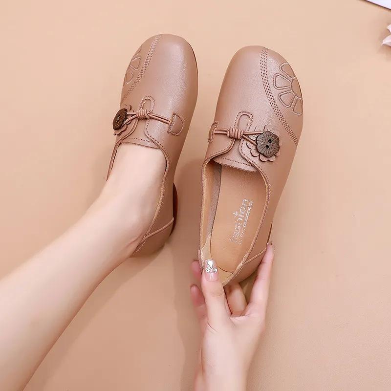 

Foreign trade flat-soled mother shoes embroidered single shoes Oxford soft-soled leather shoes middle-aged and elderly leather shoes women s shoes gr 40
