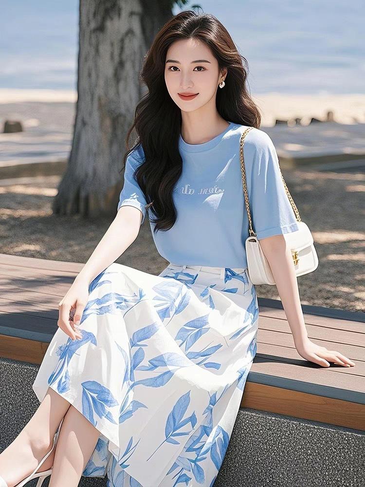 

Летний дорожный комплект из двух предметов: приталенная футболка и миди-юбка, с эффектом похудения и омоложения, 2025 M (100-110 lbs)