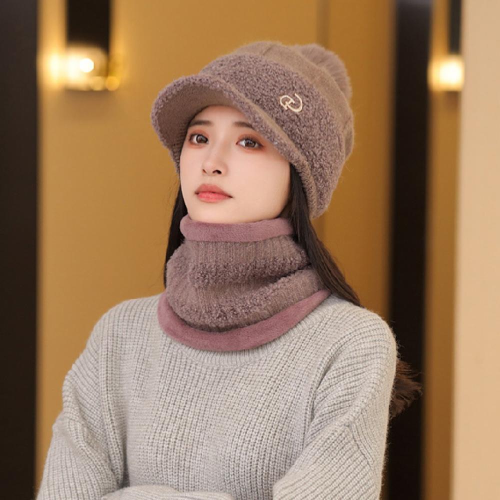 Cappello invernale da donna in poliestere con pelliccia sintetica e ponpon