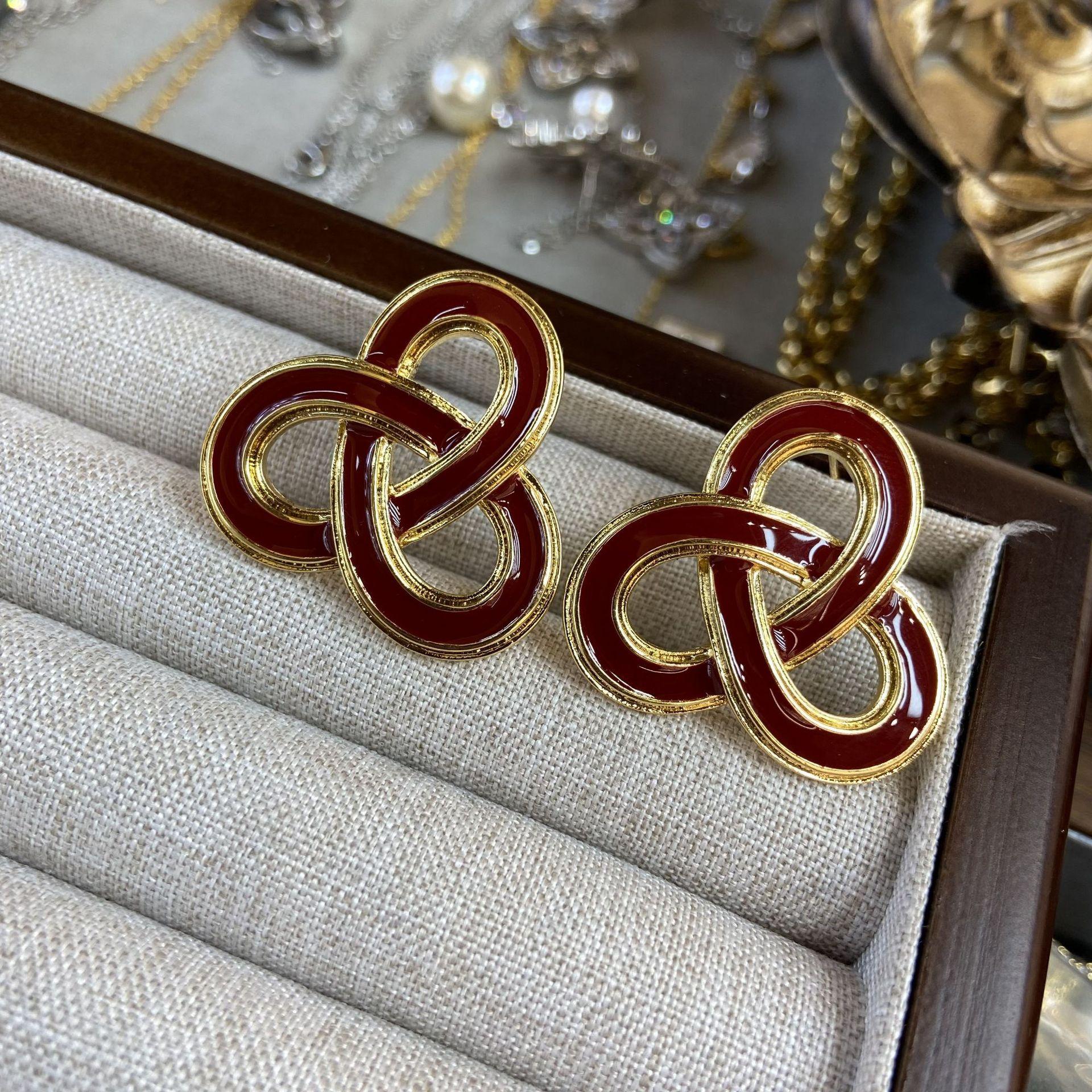 

Цветущее ожерелье Xin Zhilei Li Li из красного золота с эмалью в стиле ретро, преувеличенный темперамент, геометрические линии, серьги-гвоздики