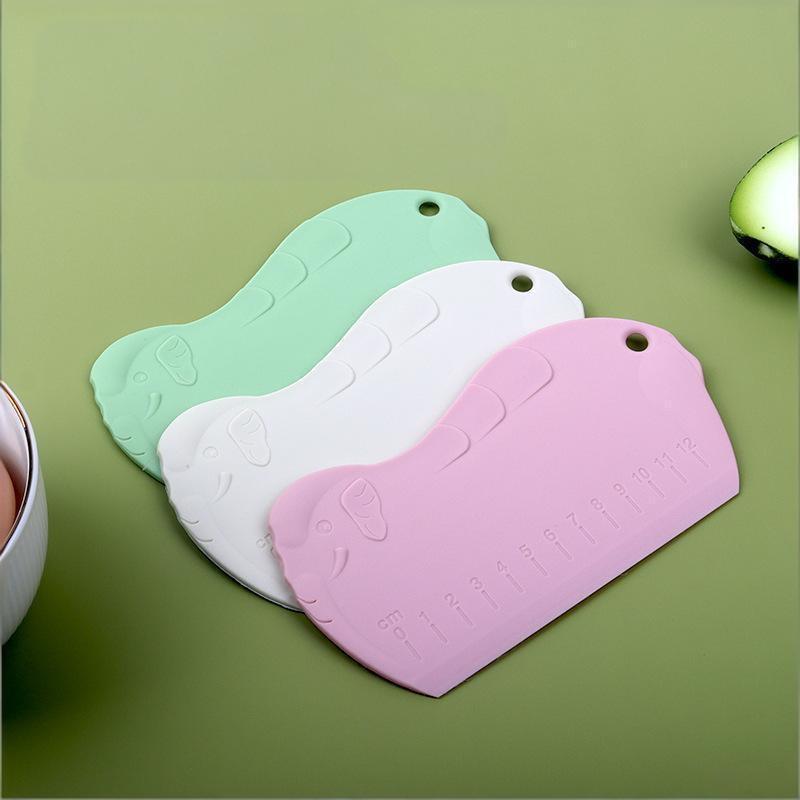 Ein graduierter Kunststoff-Teigschaber, ein praktisches und handliches Küchen-Kunststoffwerkzeug