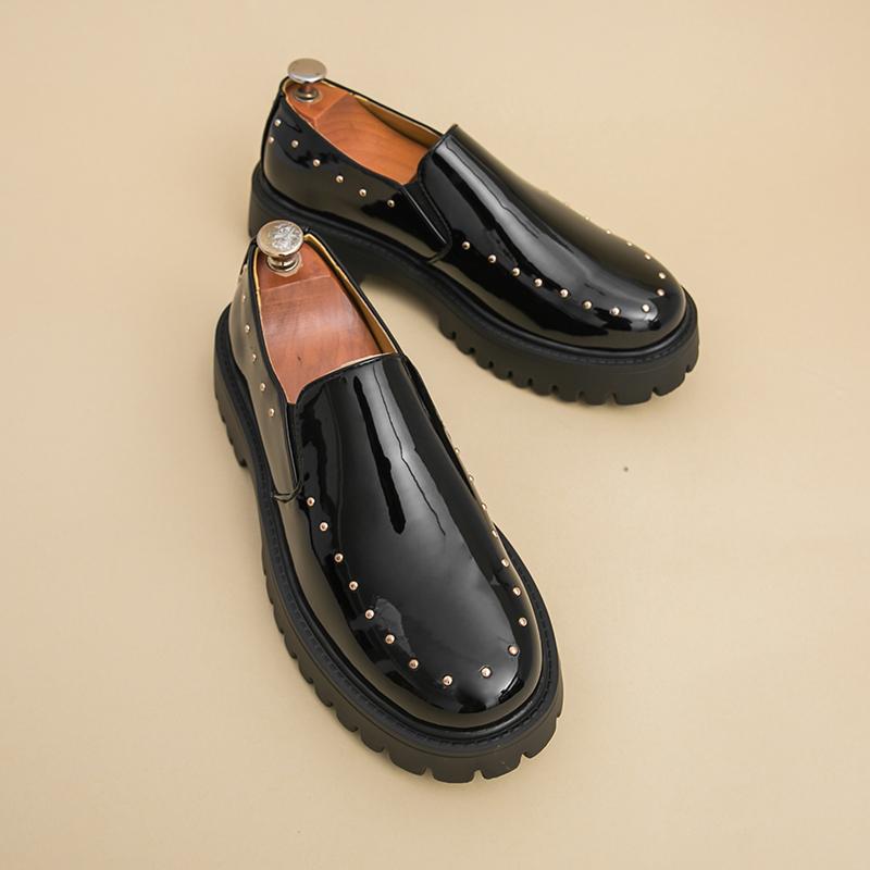 

Дерби на толстой подошве для мужчин Модная повседневная обувь слипоны Черная белая лакированная кожа Обувь для увеличения роста Ретро лоферы с заклепками 38