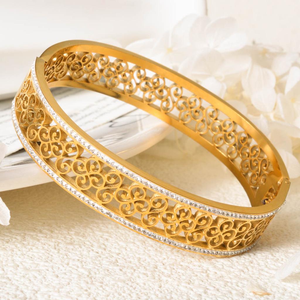 1A new Middle Eastern style, vintage courtly elegance, exquisite Zirconia Hollowed-out intricate pattern stainless steel bracelet is suitable for