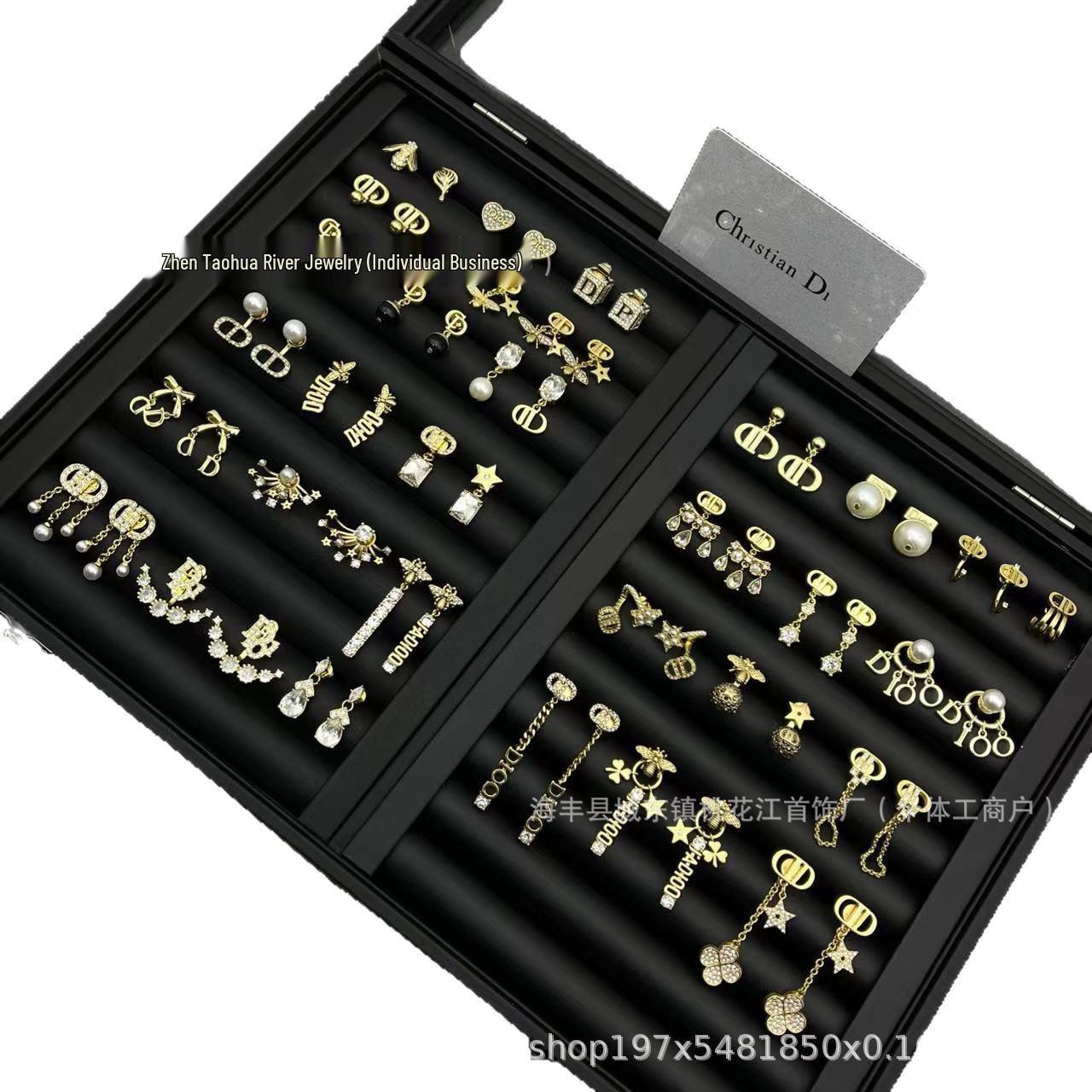 2025 Di Jia Винтажные Серьги-Гвоздики с Буквами CD - Универсальные Ретро Высококачественные Латунные Аксессуары для Ушей Model 31 with Packaging