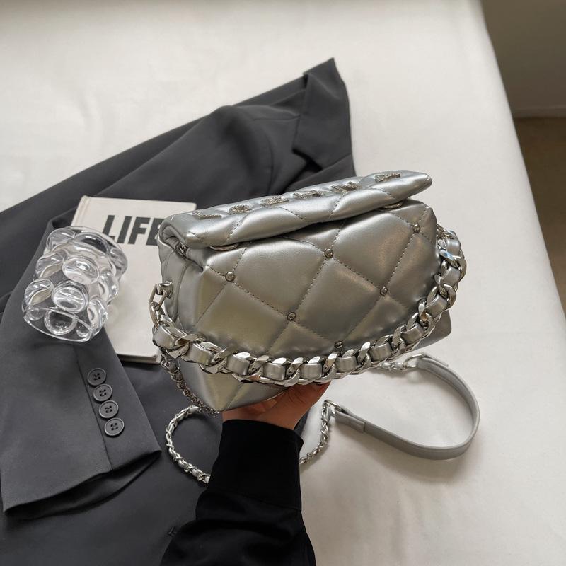 

Текстурированная маленькая женская сумка 2024 года, новая летняя сумка через плечо, популярная модная повседневная сумка с цепочкой из бриллиантов