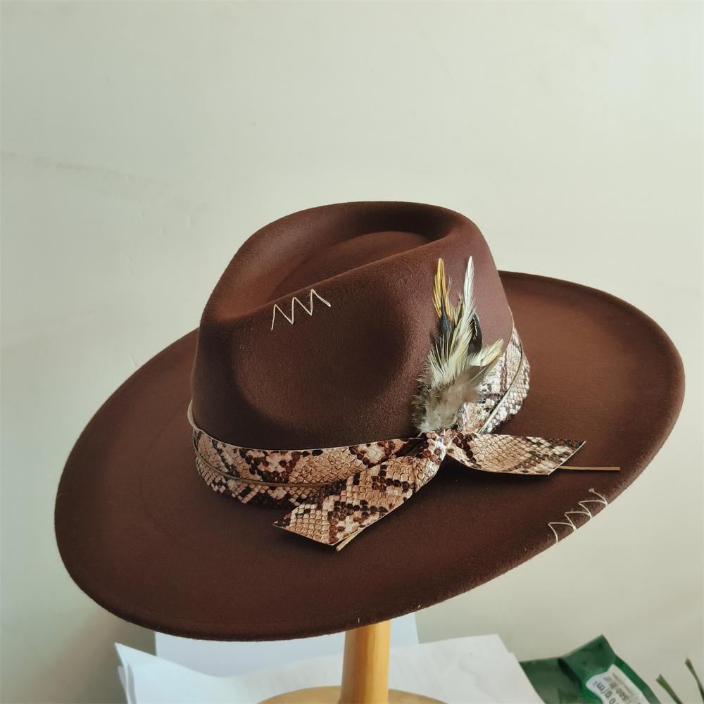 Vintage Western Fedora Hut für Männer Frauen Breiter Rand Cowgirl Hut mit Schlangenmuster Band Feder Detail Filz Jazzkappe Sombrero