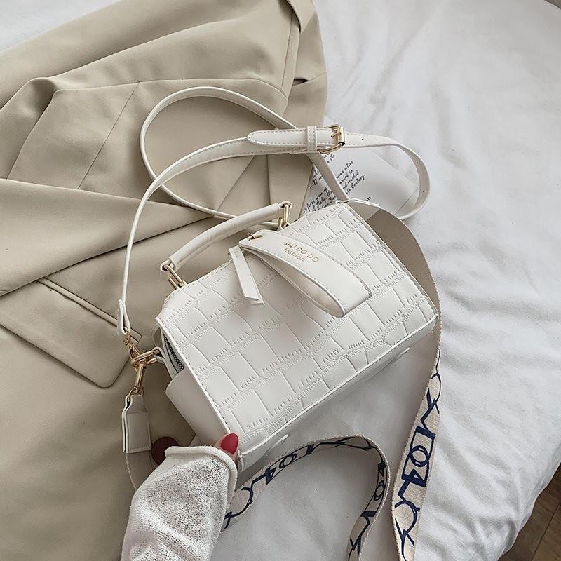 

Stylish Soft Surface Small Pillow Handbag For Women With Crocodile Texture And Versatile Wide Strap белый