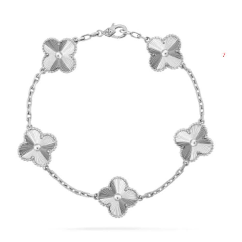Luxury and Sophisticated Four-leaf Clover Bracelet for Women Made of Agate and Mother-of-pearl