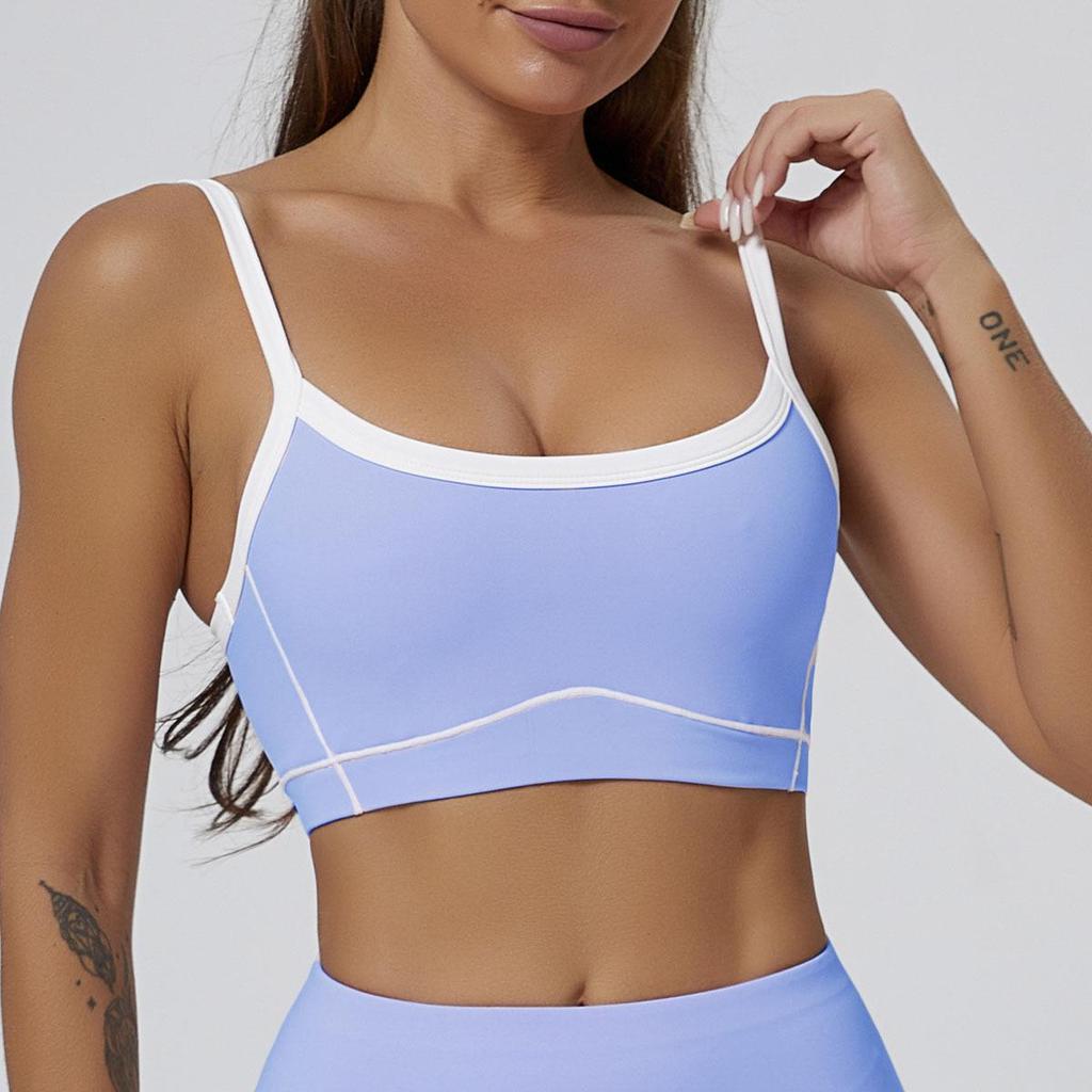 Yoga-Set in Kontrastfarbe: Hochelastischer Sport-BH und ausgestellte Hose mit Hüftlifting