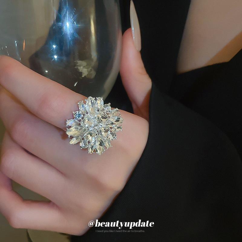 Super Flash Diamond-set Flower Ring Women's Niche Versatile Fashion Ring Temperament Light Luxury High-end Jewelry Wholesale