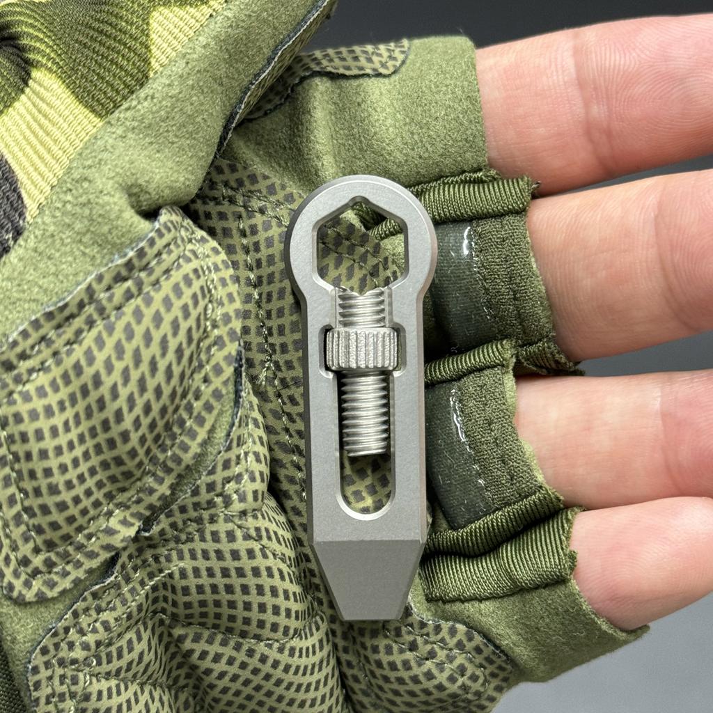 Multi-functional titanium alloy mini crowbar, adjustable wrench, KEYCHAIN, box opening tool, outdoor portable EDC tool