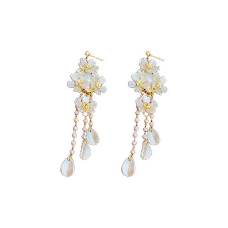 Eleganckie Retro Srebrne Kolczyki z Perłowym Chwostem o Kwiatowym Wzorze