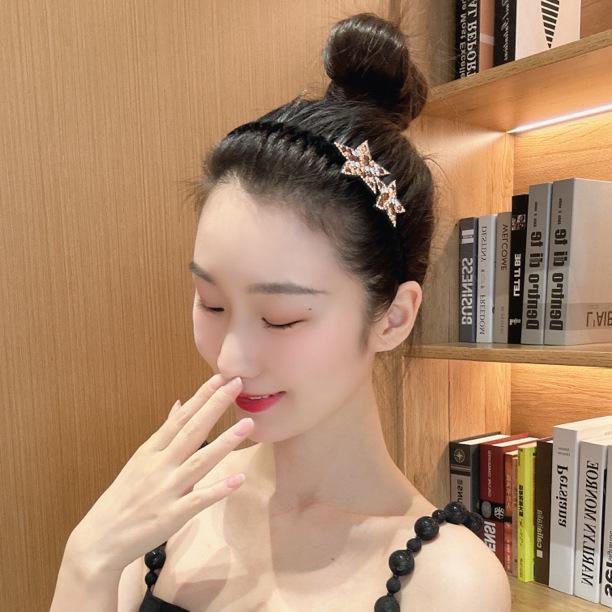 

Женская блестящая повязка на голову с нескользящими звездами для надежной фиксации непослушных волос и придания прическе аккуратности