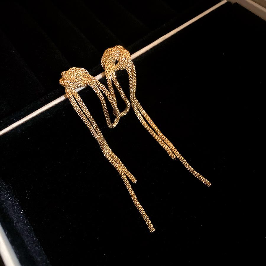 

European and American chain knotted fringed earrings, retro individual cold style fashion versatile earrings, light luxury high-end earrings