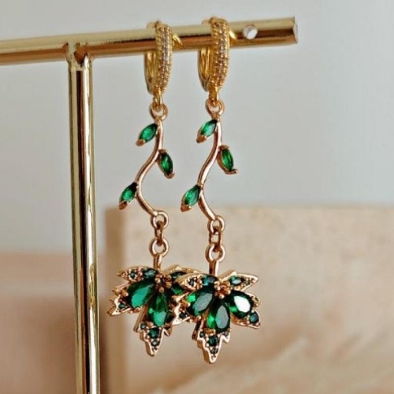 Vintage Emerald Maple Leaf Pattern Dangle Earrings for Women Elegant Golden Plated Pendant Earrings Jewelry Accessories