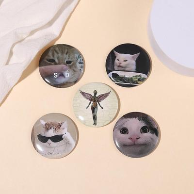 Brosche aus Legierung mit Cartoon-Katzen-Motiv: Niedliche, vielseitige Dekoration für Kleidung und Taschen