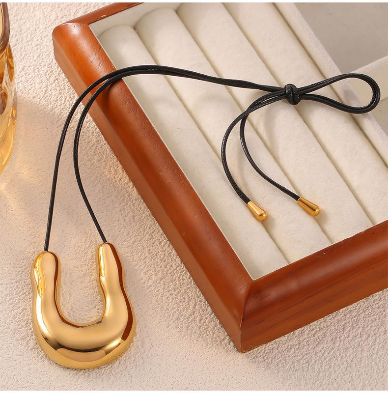 Women's Black Horseshoe Leather Cord Pendant Necklace - Titanium Steel, Fashionable & Versatile