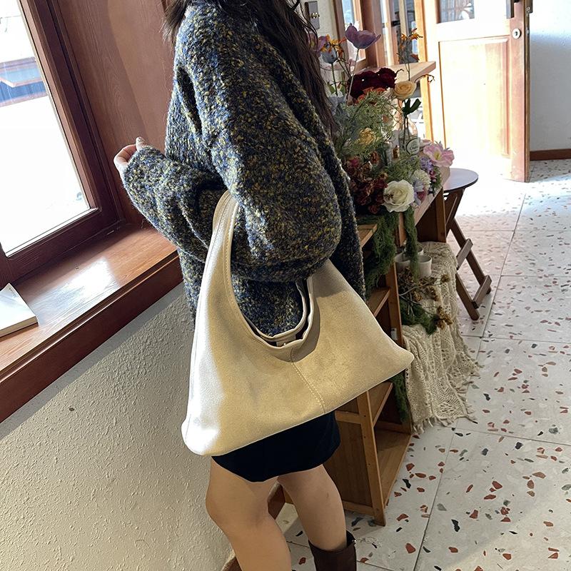 Tote bag premium sense 2025 autumn new large capacity velvet contrasting color shoulder bag commuter handbag women's bag